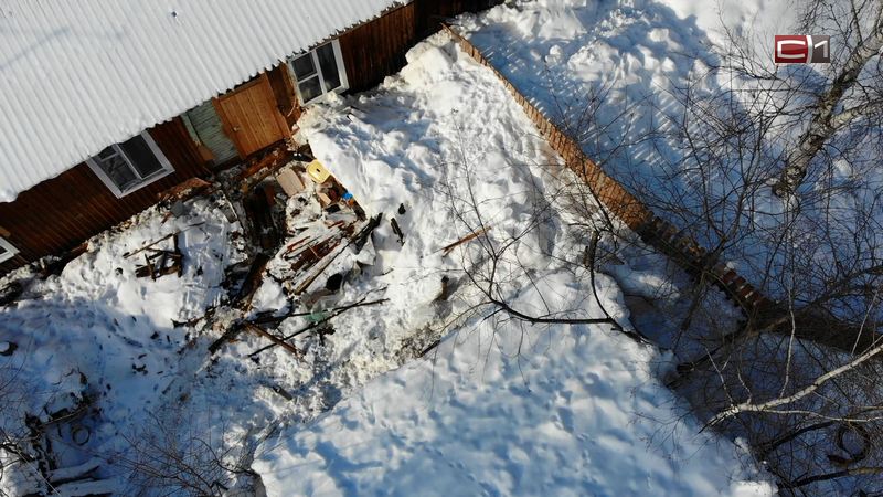 Жильцы спаслись чудом. В Сургутском районе под тяжестью снега рухнула веранда дома