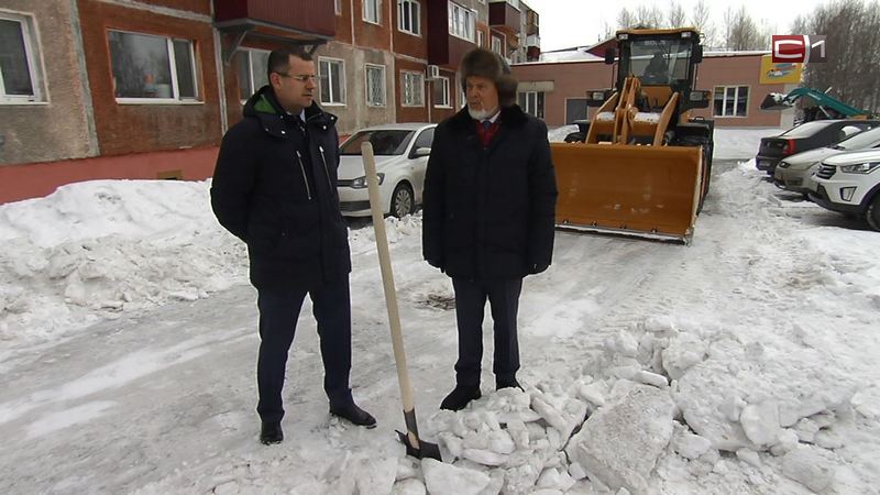 Мэр послал главного коммунальщика Сургута лопатой убирать снег