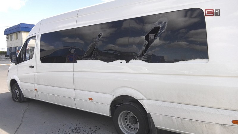 Возле аэропорта Сургута неизвестные разбили микроавтобус бизнесмена из Ноябрьска