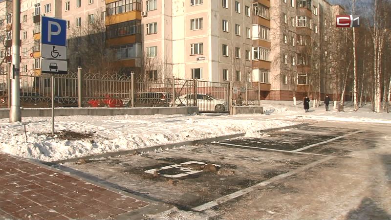 Возле восьми медучреждений Сургута оборудуют парковки и подъезды к ним 