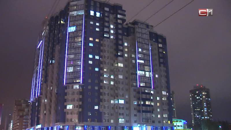 Жители сургутской многоэтажки выясняют, кто должен платить за подсветку дома