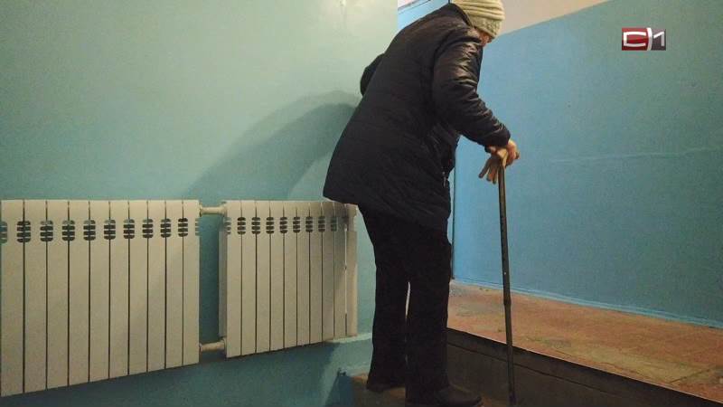 В Сургуте после ремонта подъезда пенсионерка не может попасть домой без помощи соседей