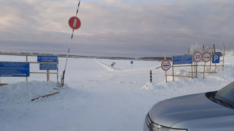В Югре на переправе многотонный грузовик провалился под лед