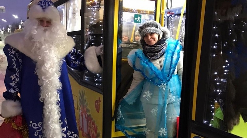 Сургутяне встретились в автобусе с Дедом Морозом и Снегурочкой 