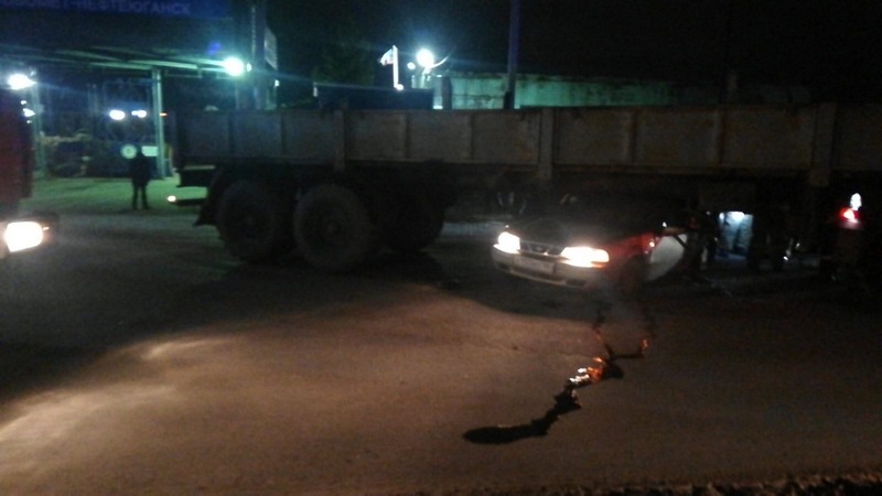 В Нефтеюганске столкнулись КамАЗ и "Дэу", водитель легковушки погиб. ФОТО