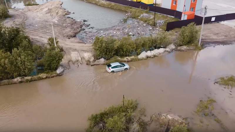 Блогеры привлекли внимание к разбитой дороге в Югре при помощи клипа