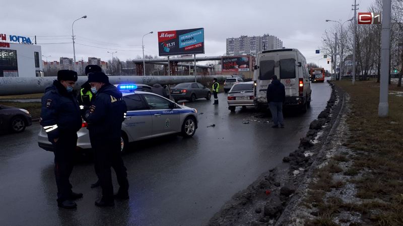 Погоня закончилась аварией. В Сургуте, вероятно, нетрезвый водитель устроил ДТП. ВИДЕО