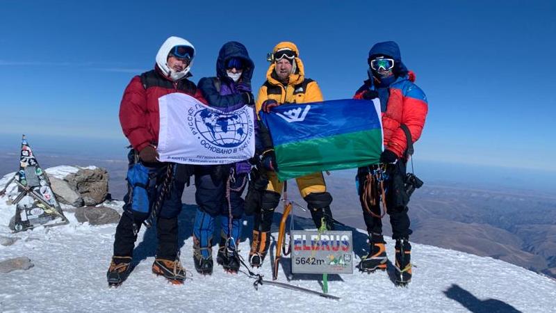 Альпинисты из Югры совершили восхождение на Эльбрус в честь 90-летия округа