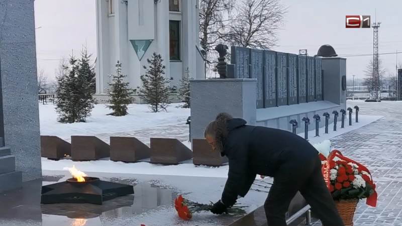 В День Неизвестного солдата к сургутскому мемориалу славы возложили цветы