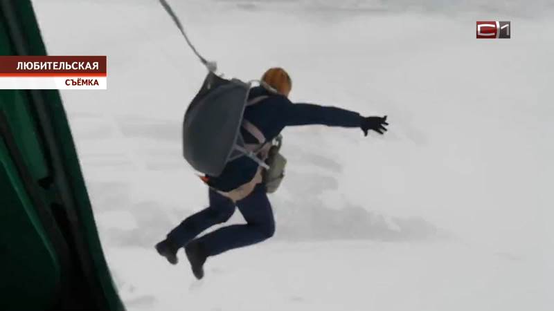 За острыми ощущениями: подростки Сургутского района прыгают с парашютом