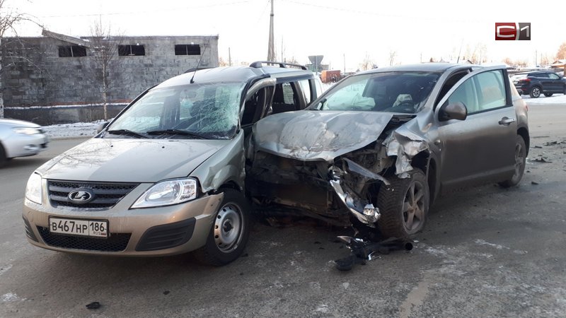 Авария в Сургуте: водителей обеих машин увезли на скорой