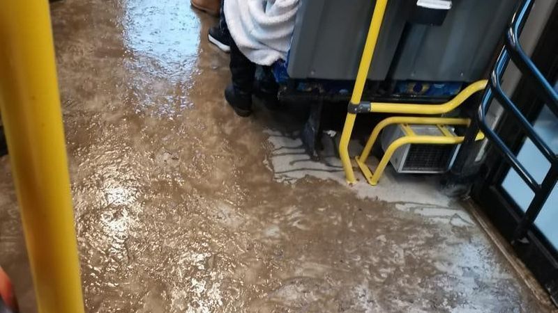 «Лопатой выгребать можно». Сургутяне жалуются на грязь в автобусах