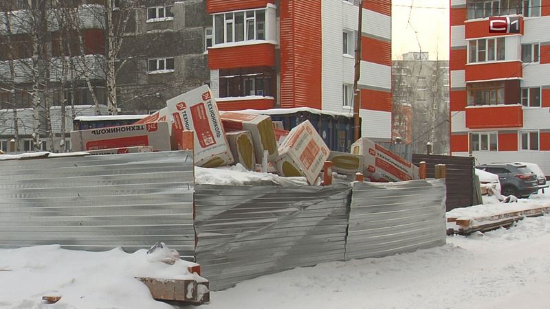 Жители сургутской многоэтажки три месяца ждут, когда им отремонтируют кровлю