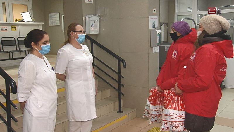 Активисты Сургутского района передали врачам 50 кг сладостей