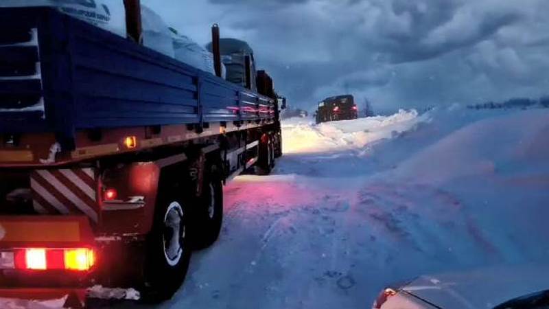 На Ямале десяток автомобилей оказался заблокирован в снежном плену