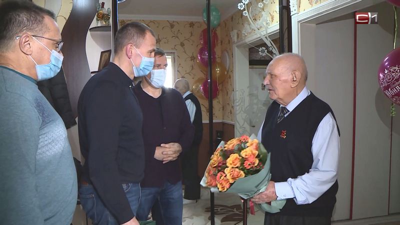 Глава Сургутского района поздравил ветерана ВОВ с 95-летием