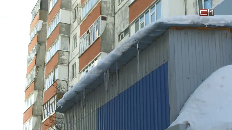 Потепление в Сургуте может обернуться сходом снега и наледи с крыш зданий 