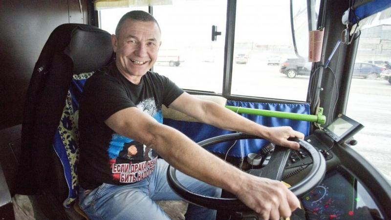 «Побольше бы таких»: приветливый водитель автобуса из Сургута поразил пользователей соцсетей. ВИДЕО