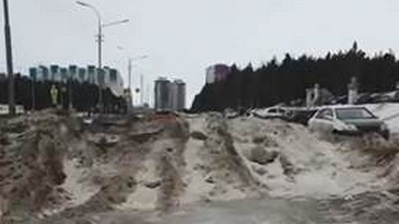 «Люди ходят по грязи»: в Сургуте из-за установки рекламного щита засыпали тротуар. ВИДЕО