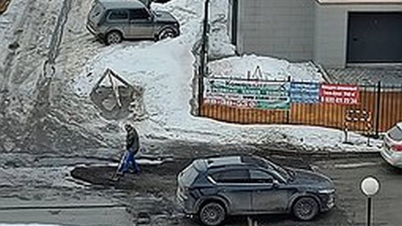 Сургутянин не выдержал и самостоятельно взялся за ремонт дороги