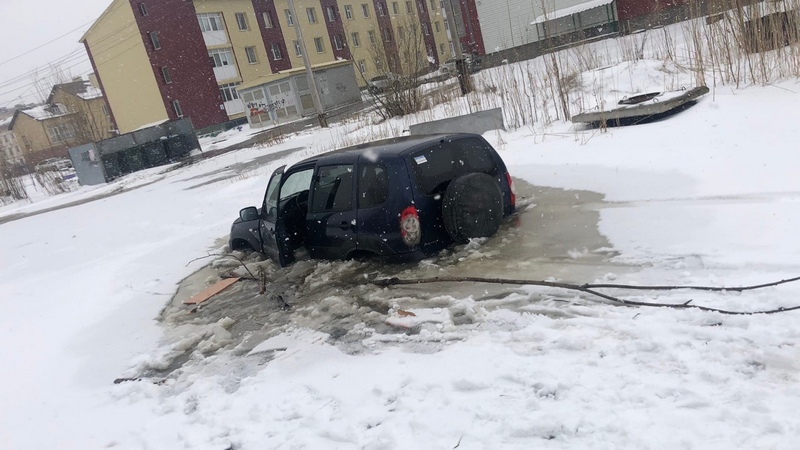 «Нива» попала в ледяной плен посреди жилого района в Нефтеюганске