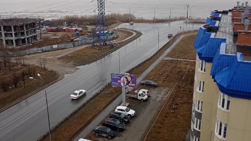 Сургутян возмутил рекламный щит, установленный на парковке у жилого дома