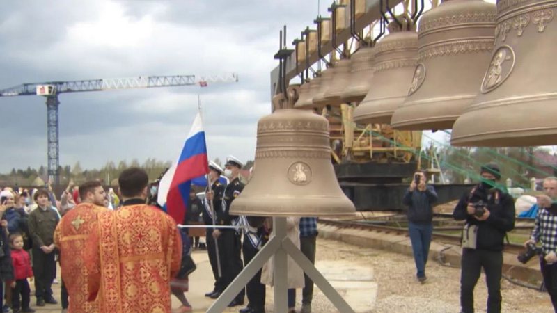 В храме, строящемся посреди жилого комплекса «Сибпромстроя», освятили колокола