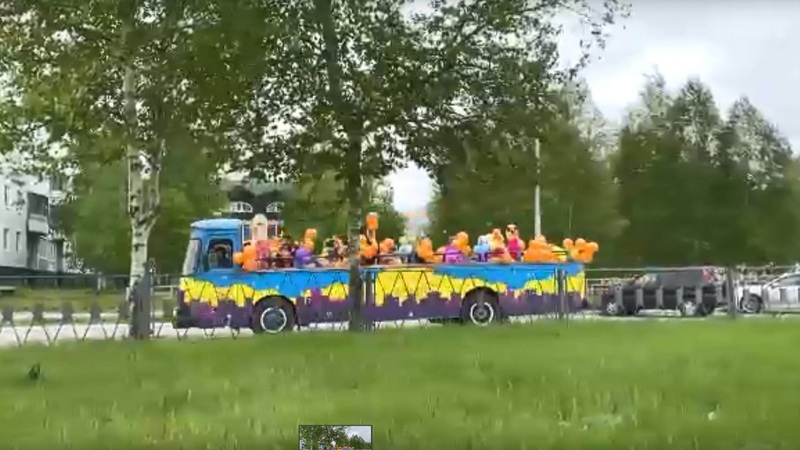 В День защиты детей по Нижневартовску курсировал музыкальный автобус