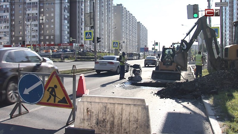 Названа причина обвала асфальта на улице Крылова в Сургуте