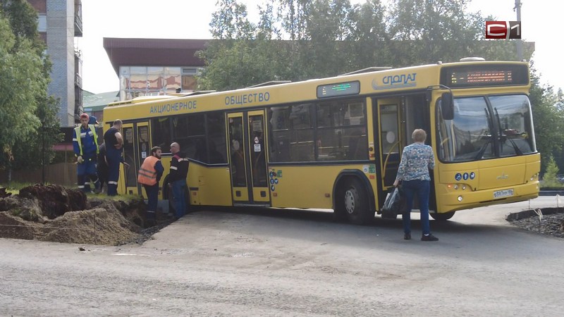 Автобус с пассажирами провалился в яму на дороге в Сургуте