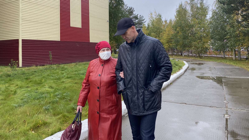  Андрей Трубецкой вместе с мамой проголосовал в родном поселке