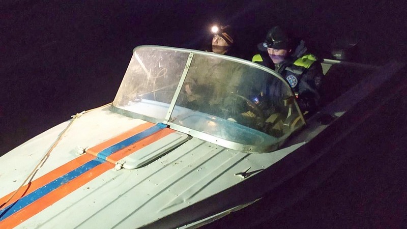 В Югре на Оби перевернулась лодка — одному рыбаку удалось выплыть