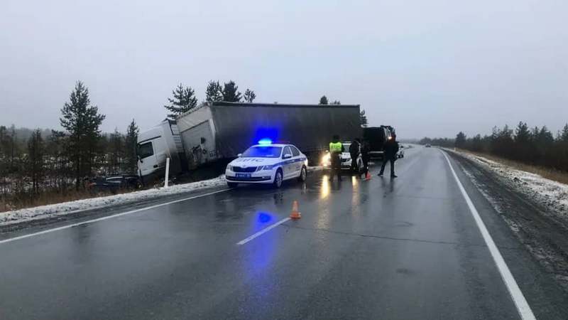 На трассе в Югре иномарка попала под грузовик: три человека погибли. ФОТО