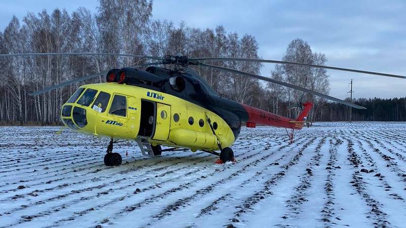 Следователи проверяют обстоятельства вынужденной посадки вертолета Utair в поле