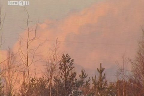 Пожарные пытаются затушить огненный факел на Вачимском месторождении 