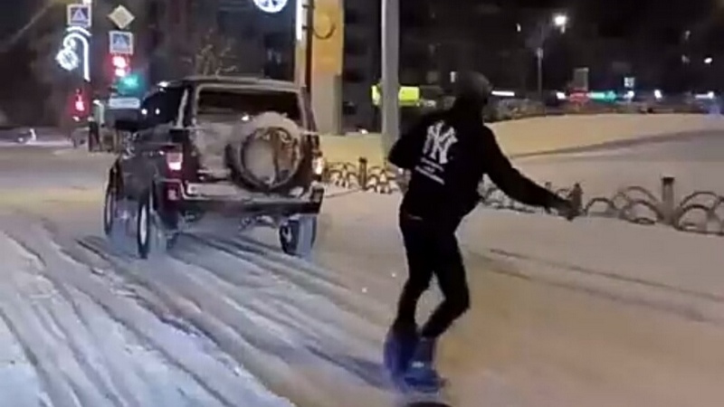 Кто круче? Автомобилист прокатил сноубордиста на буксире по Тюмени