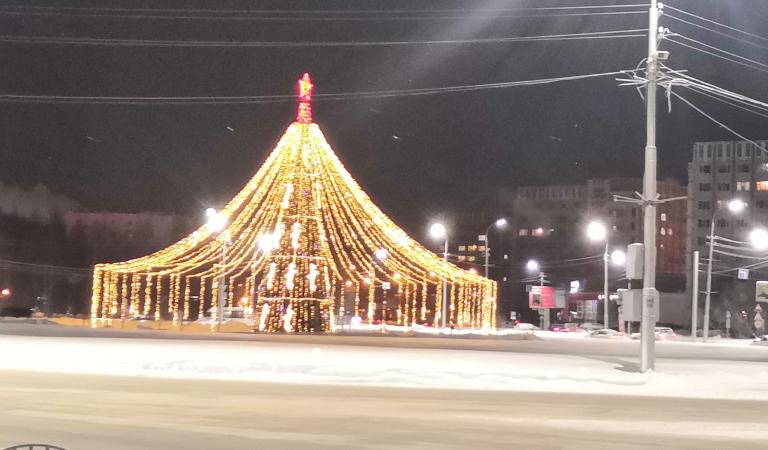 Новогодний Сургут украшают больше 200 световых элементов и арт-объектов