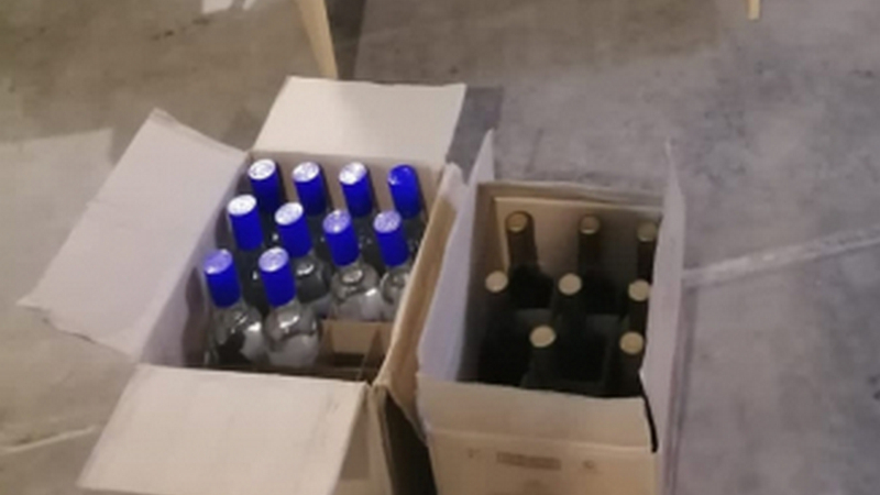 В районе Югры, где отравились суррогатом, изъяли 767 литров поддельного алкоголя