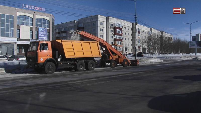 Коммунальщики Сургута выводят на улицы дополнительную снегоуборочную технику