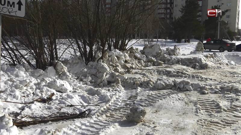 «Дальше все растает»: коммунальщикам Сургута дали 10 дней, чтобы убрать снежные завалы