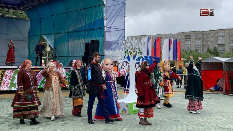Народные гулянья на главной площади Сургута на фестивале «Соцветие». ФОТО, ВИДЕО