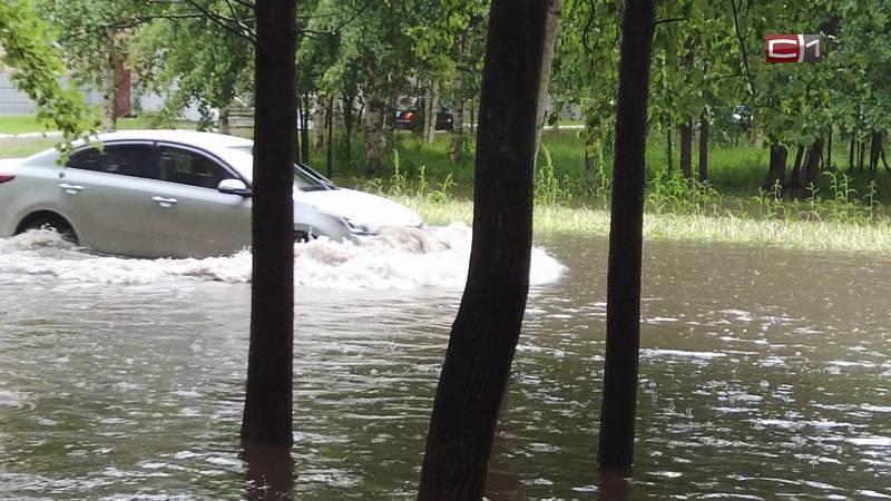 Машины вставали посреди дороги: как улицы Сургута пережили сильный ливень