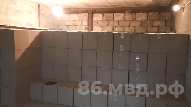 «Это не мое». Тысячи бутылок контрафакта нашли у арендатора гаража в Сургуте