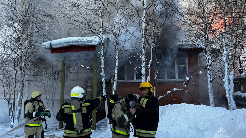 Общежитие промышленного предприятия загорелось в одном из городов Югры