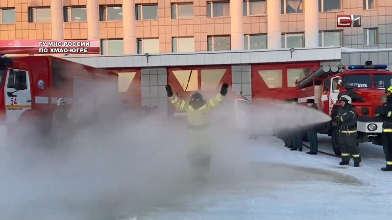 Окатили водой из брандспойтов — как пожарные в Сургуте коллегу на пенсию провожали