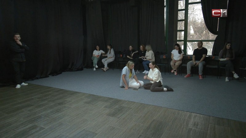Тюменских педагогов учат снимать стресс с помощью театральных практик