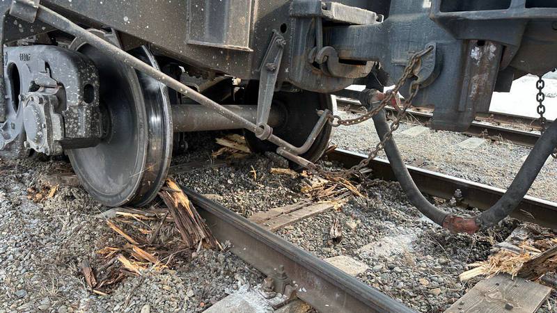 Два груженых щебнем вагона поезда сошли с рельсов в Сургуте