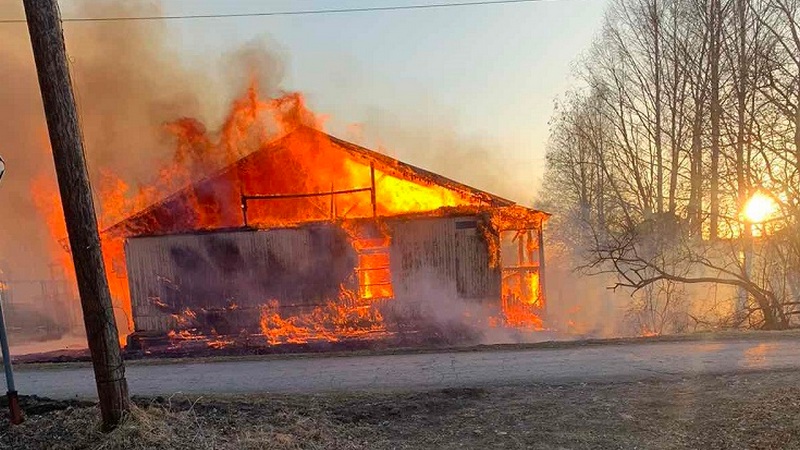 Подростки могли случайно сжечь старое здание молодежного центра в Югре