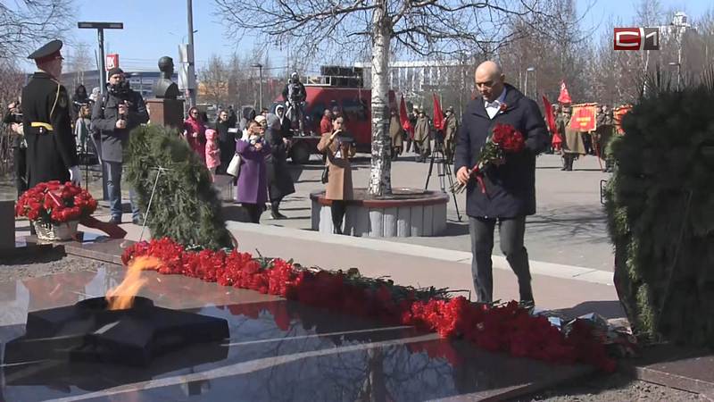 Цветы в честь Дня Победы возложили к Вечному огню в Сургуте