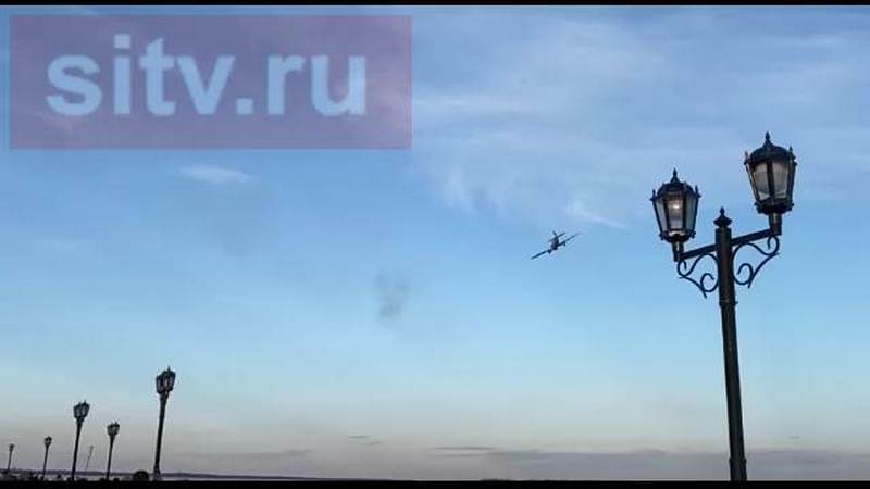 «Барсы» пролетели над Сургутом с портретами героев ВОВ. ВИДЕО 